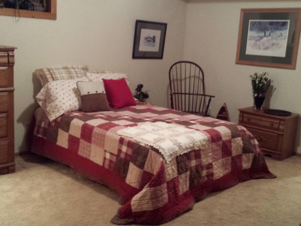 Sanitized queen bed with all linens. Radio, lamps and furniture come with the room. There are clean sheets and linens for the bedroom.