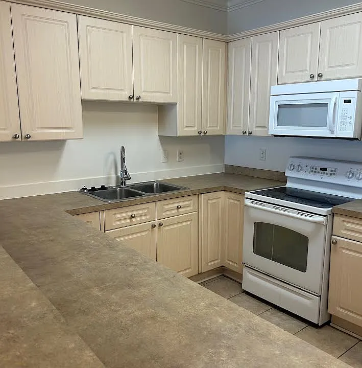 4837 Luster Leaf Cir #404
