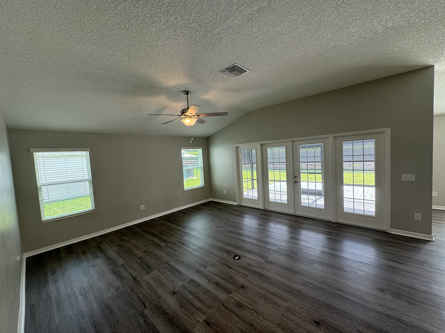 Beautiful 4 bed 2 bath 2 C/G in Oxford Oaks — Photo 4