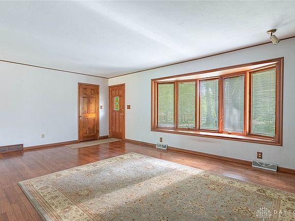 5th image of 321 Locust Dr