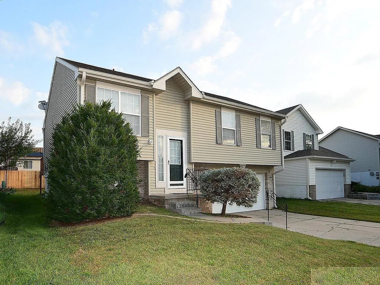 3 bed, 1343 sqft, $1,900 — Photo 1