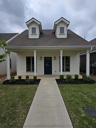 812 NE Heights Ln Photo 1