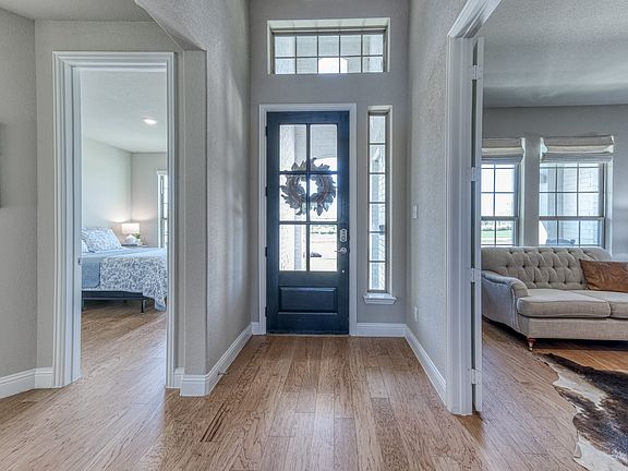 2nd image of 1112 Heritage Trl