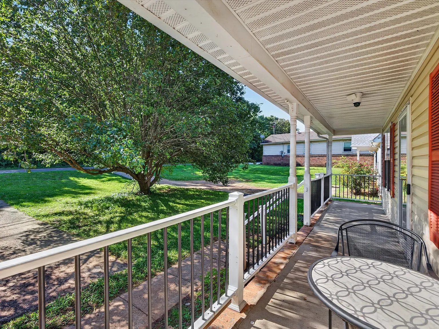 3 bed, 2.0 bath, 1105 sqft, $1,400 — Photo 3