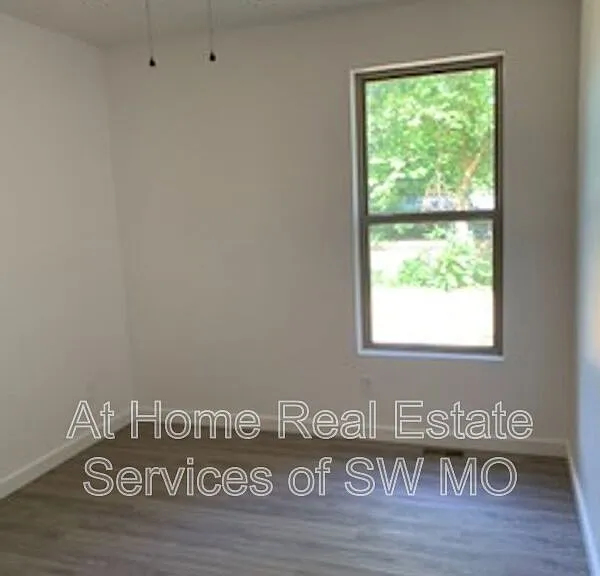 2028 S Lone Pine Ave — Photo 12