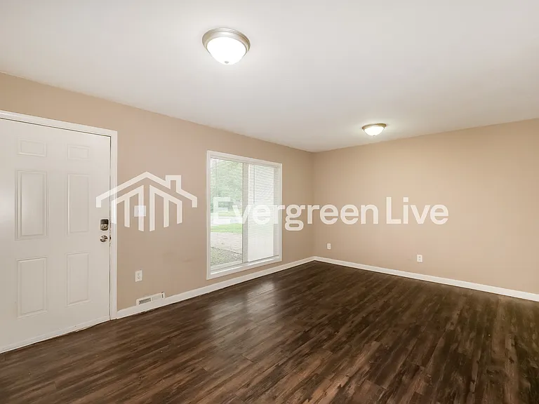 11301 Corrington Ave — Photo 2
