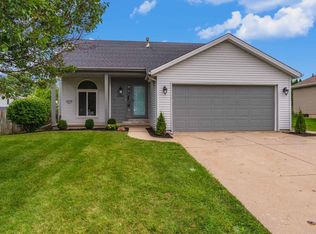 2746 Arrowhead Dr, Bloomington, IL 61704