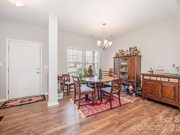 3rd image of 104 Blackstone Ct