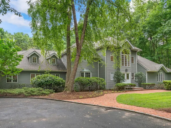 1 White Cap Court, Lloyd Neck, NY 11743