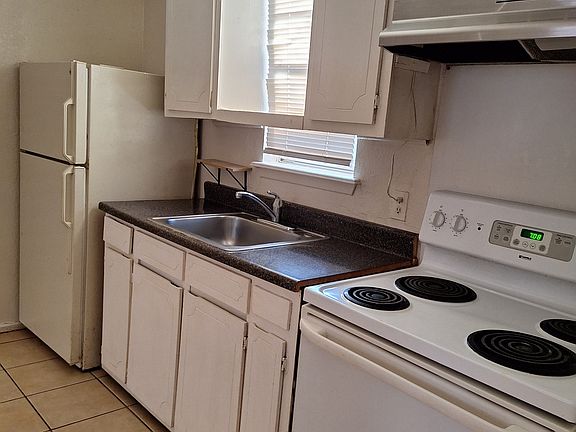3rd image of 919 W Bowe St
