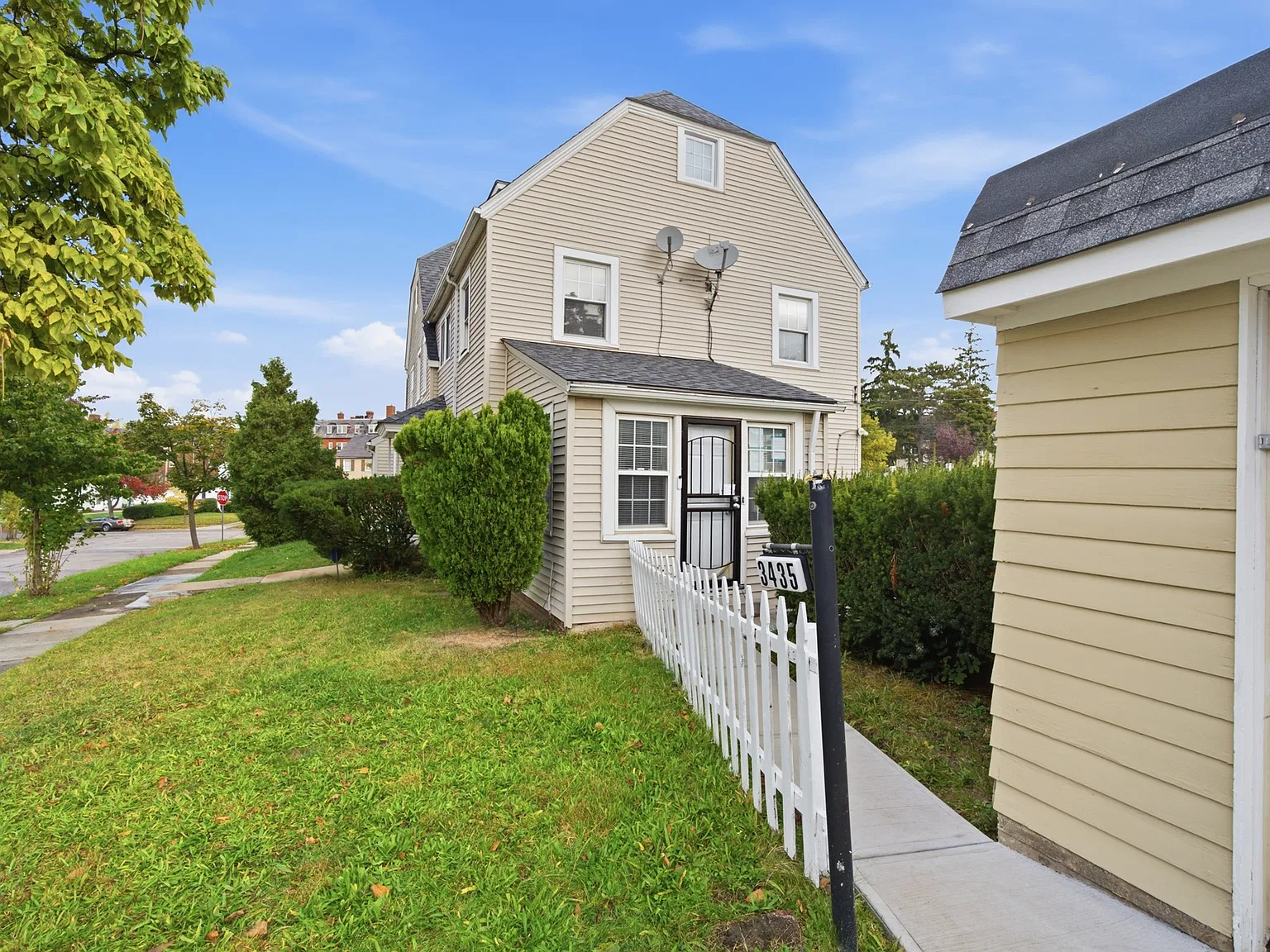 4 bed, 1.5 bath, $2,550 — Photo 2