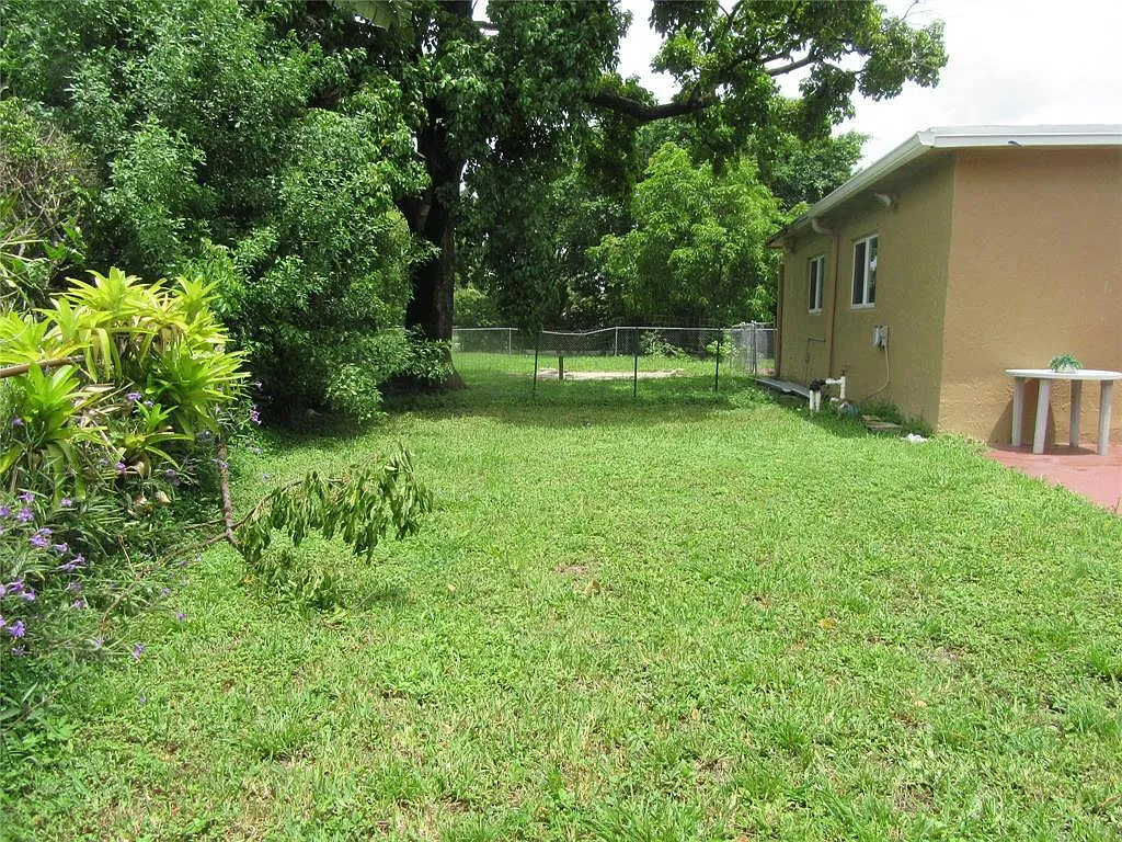 3 bed, 2.0 bath, 1800 sqft, $3,350 — Photo 2