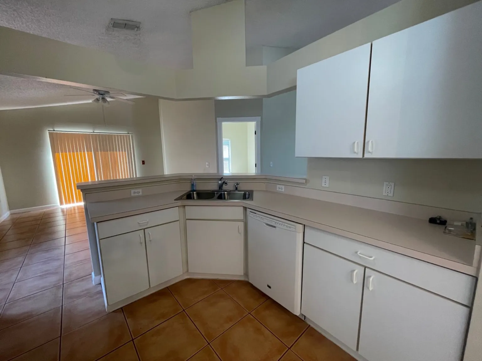 4 bed, 2.0 bath, 1850 sqft, $2,250 — Photo 3