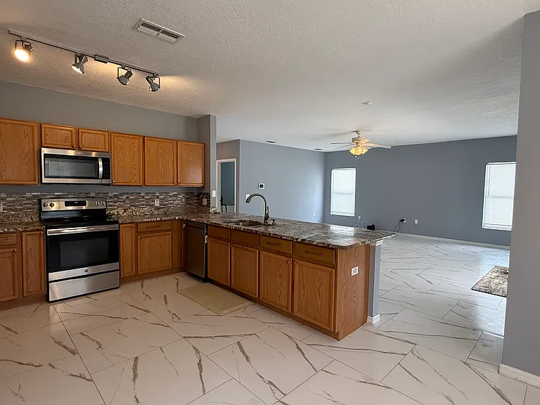 554 Bristol Cir — Photo 12