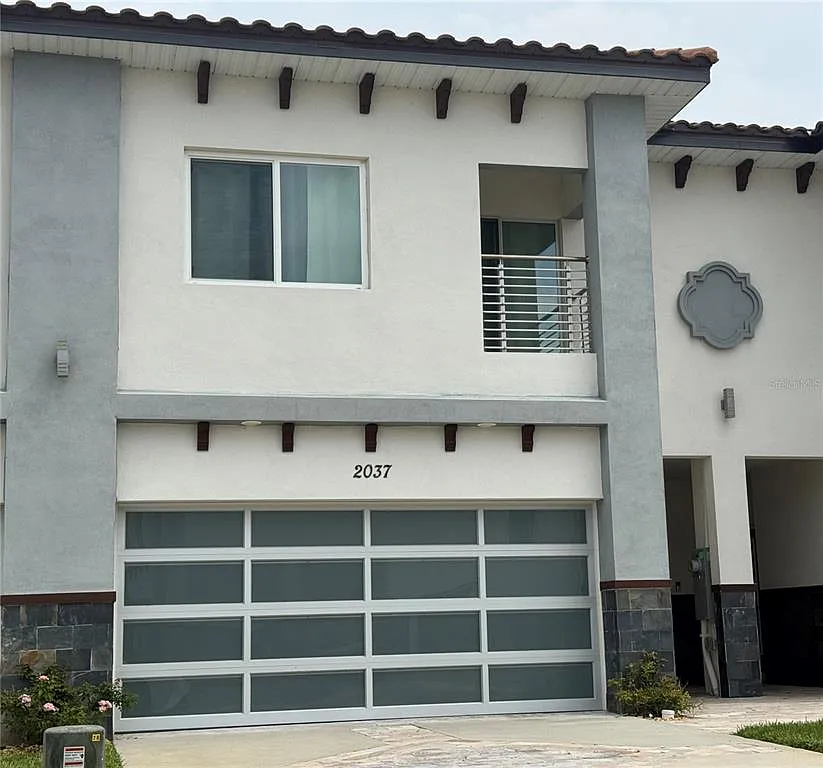 3 bed, 2.5 bath, 2268 sqft, $2,550 — Photo 1
