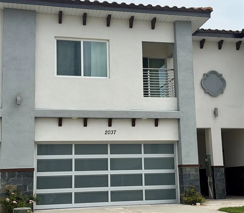 2037 Greenbriar Ter