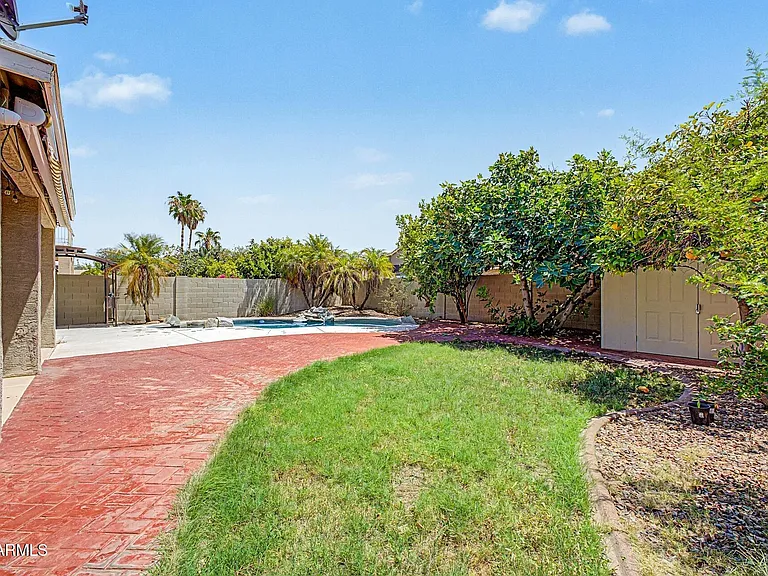 1015 E Irma Ln — Photo 41