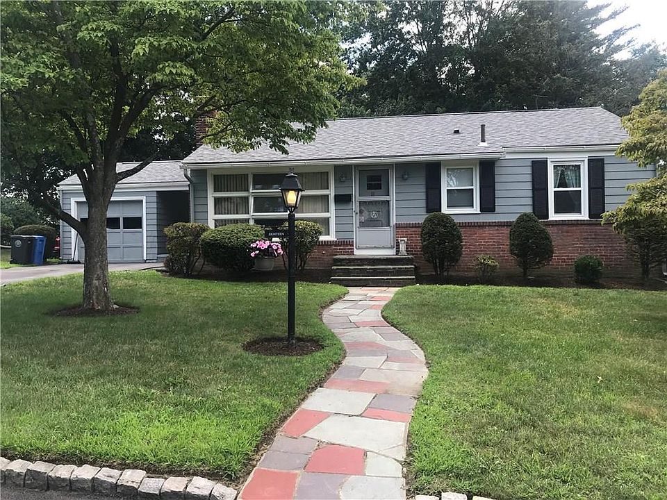 1st image of 18 Tophill Dr