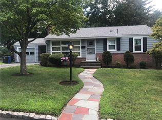 18 Tophill Dr, Cranston, RI 02920