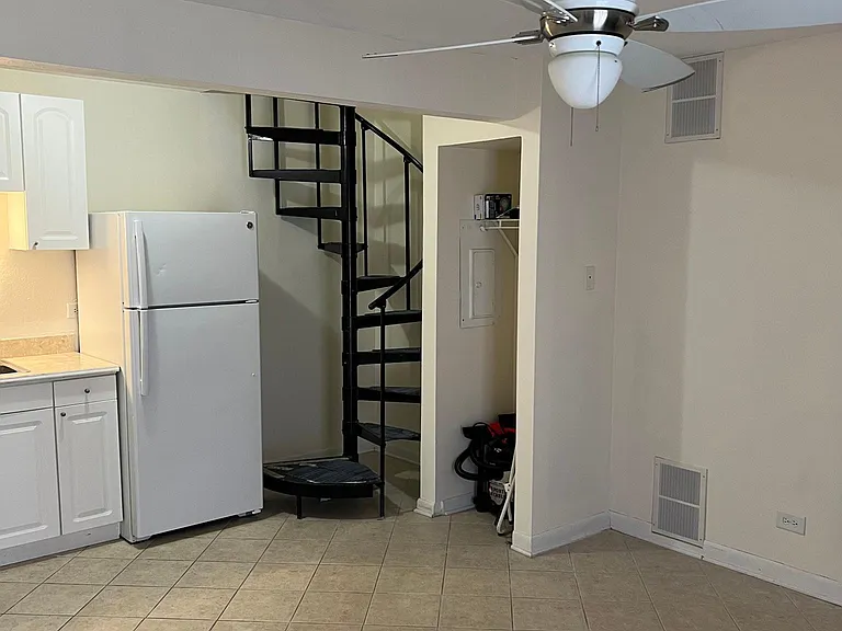 24 Jamaica Colony #3 — Photo 1