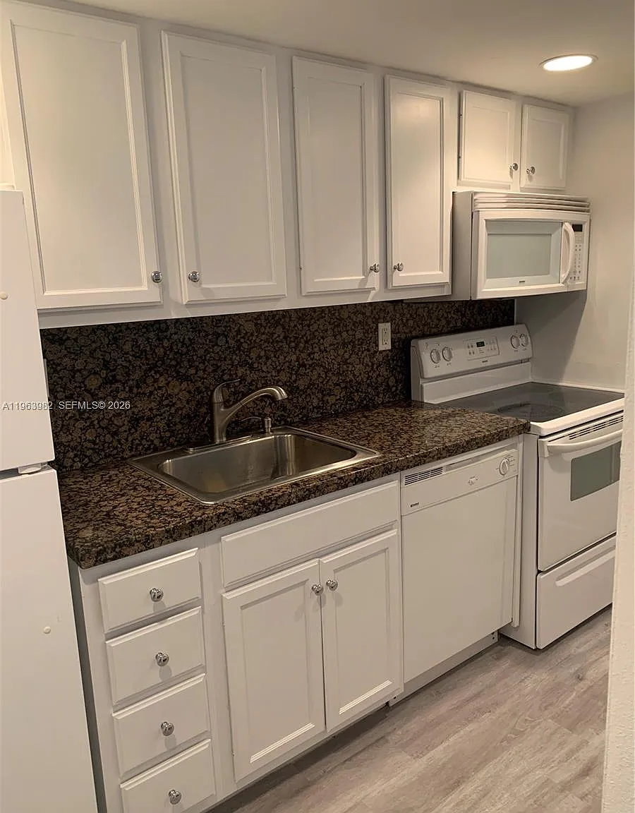 Key Islander Condominium — Photo 2