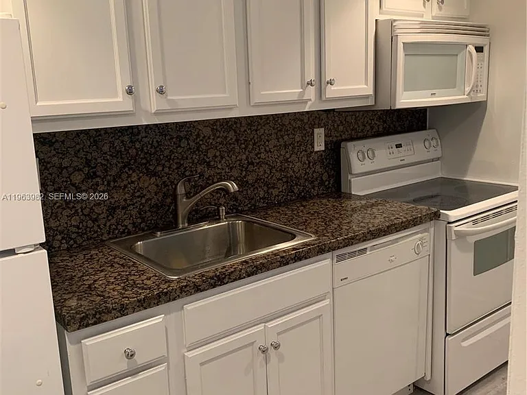 290 Sunrise Dr #304 — Photo 2