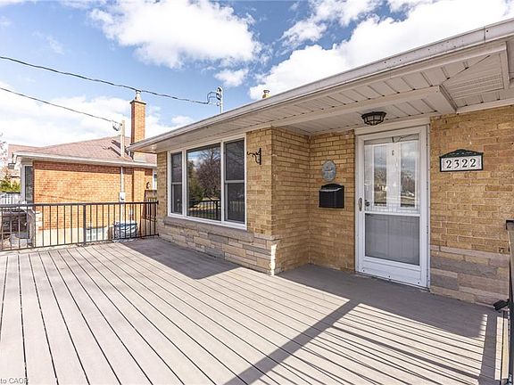 3rd image of 2322 Redfern Rd