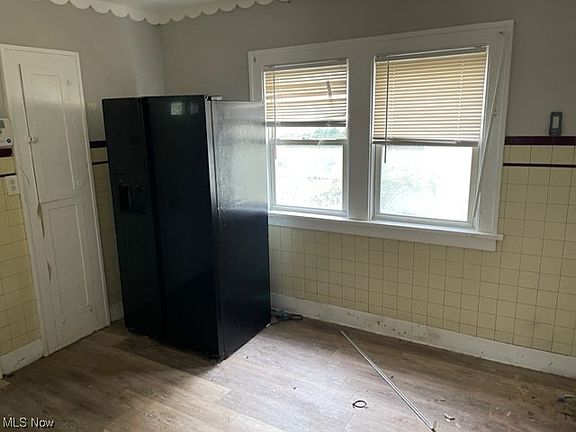 4th image of 15006 Kingsford Ave