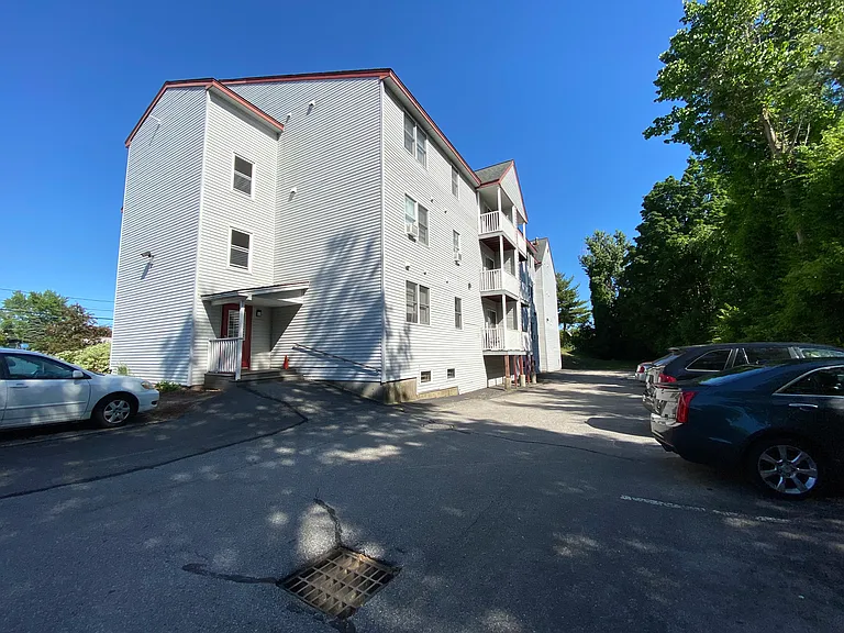 7 Railroad Ave off-street parking