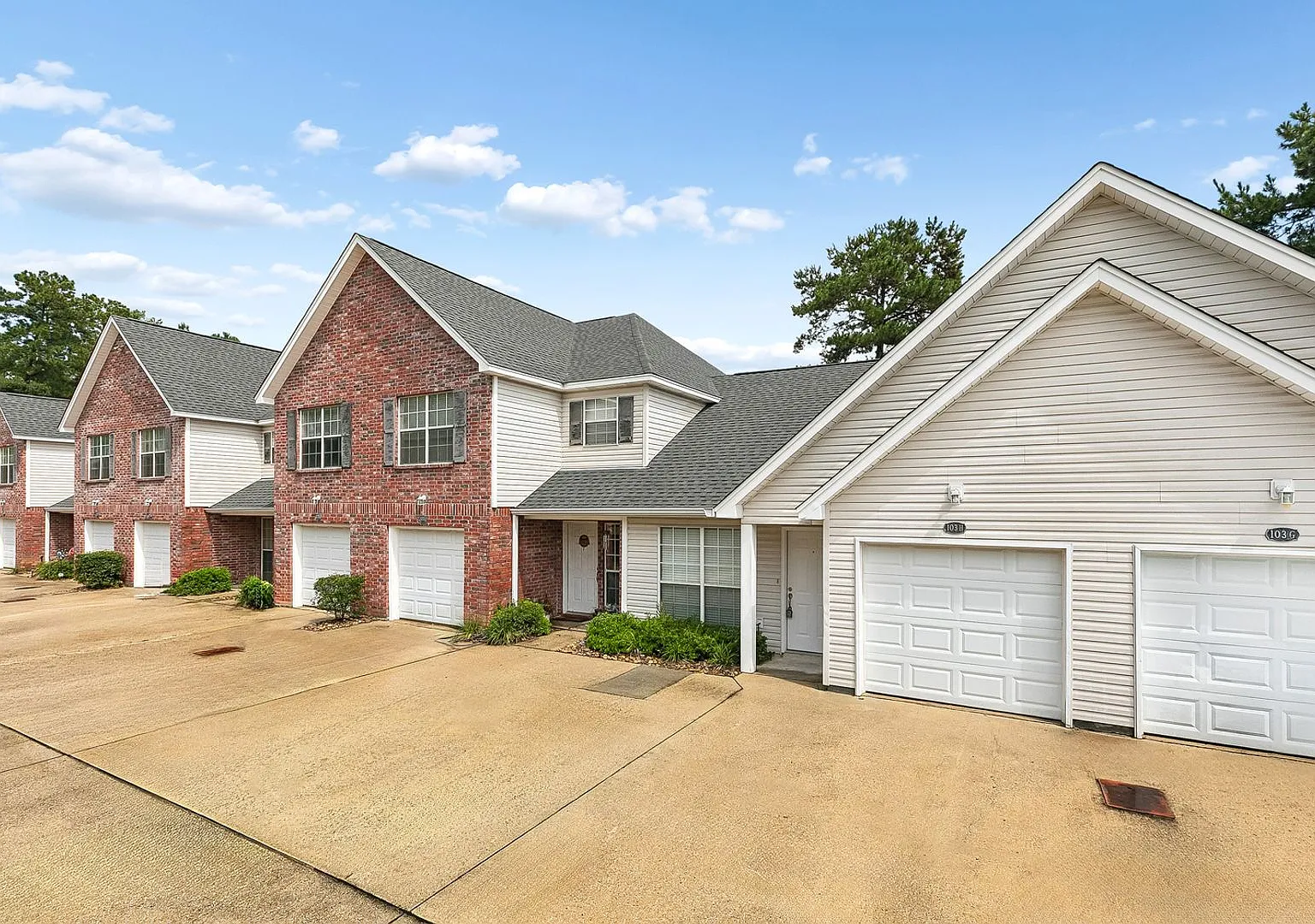 2BR/2BA Townhome Garage + Backyard Great Schools — Photo 1