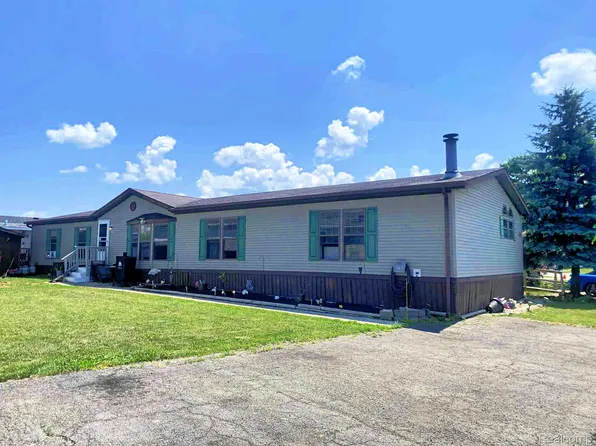 9080 Greentree Dr, Newport, MI 48166