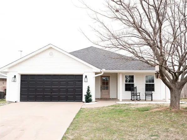 1438 Chuck Wagon Trl, Henrietta, TX 76365