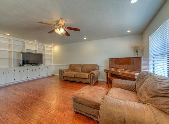 3rd image of 241 W Vaughan St