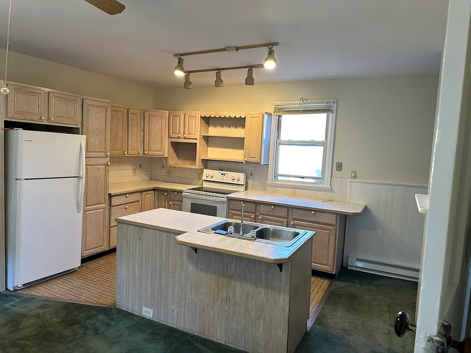 18 E State St #18B