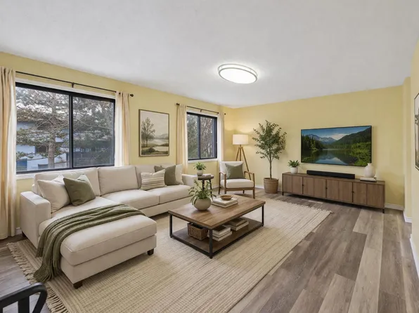 6890 Grenwich Ln N, Oakdale, MN 55128