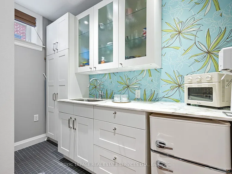 60 Thompson Ave — Photo 43