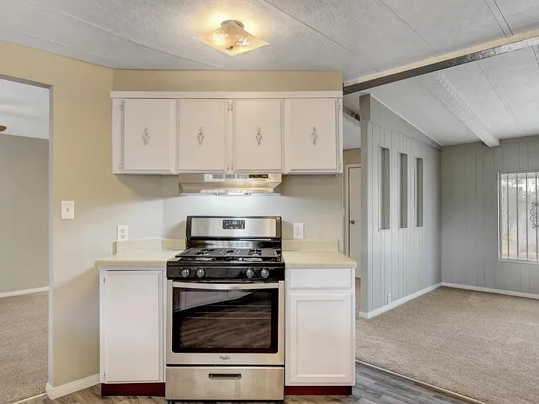 136 Sir Thomas Dr — Photo 13