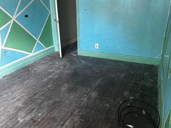 5th image of 1223 Holbrook Ter NE