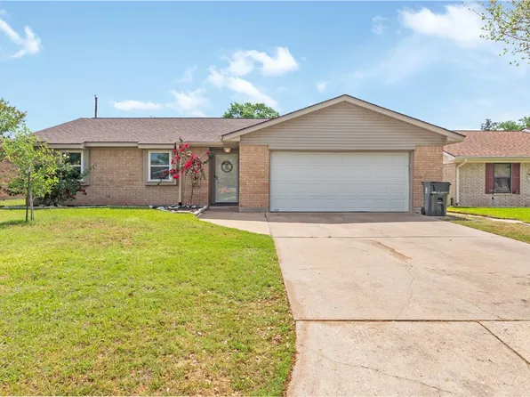 4006 Meadowwood Dr, Bryan, TX 77802