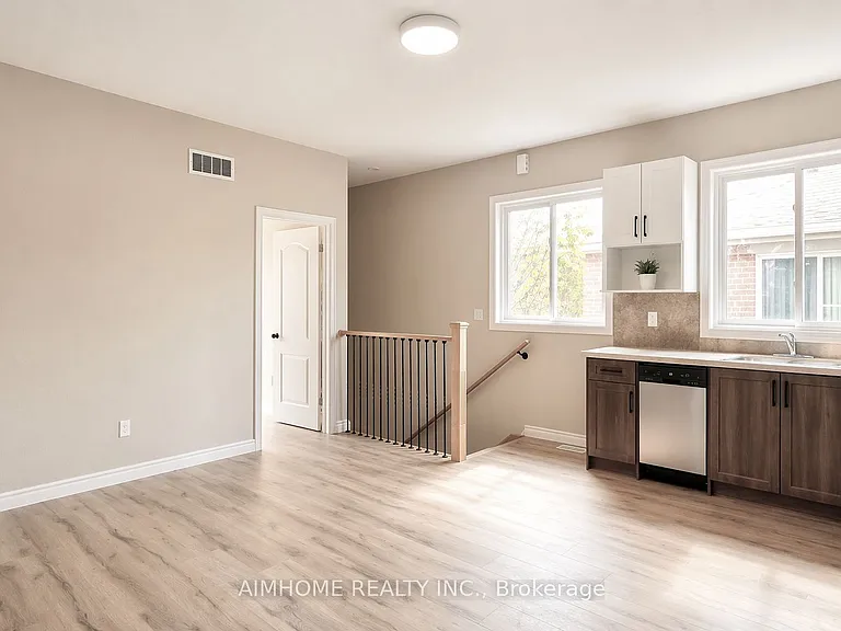 15 Waddington Cres #3 — Photo 6