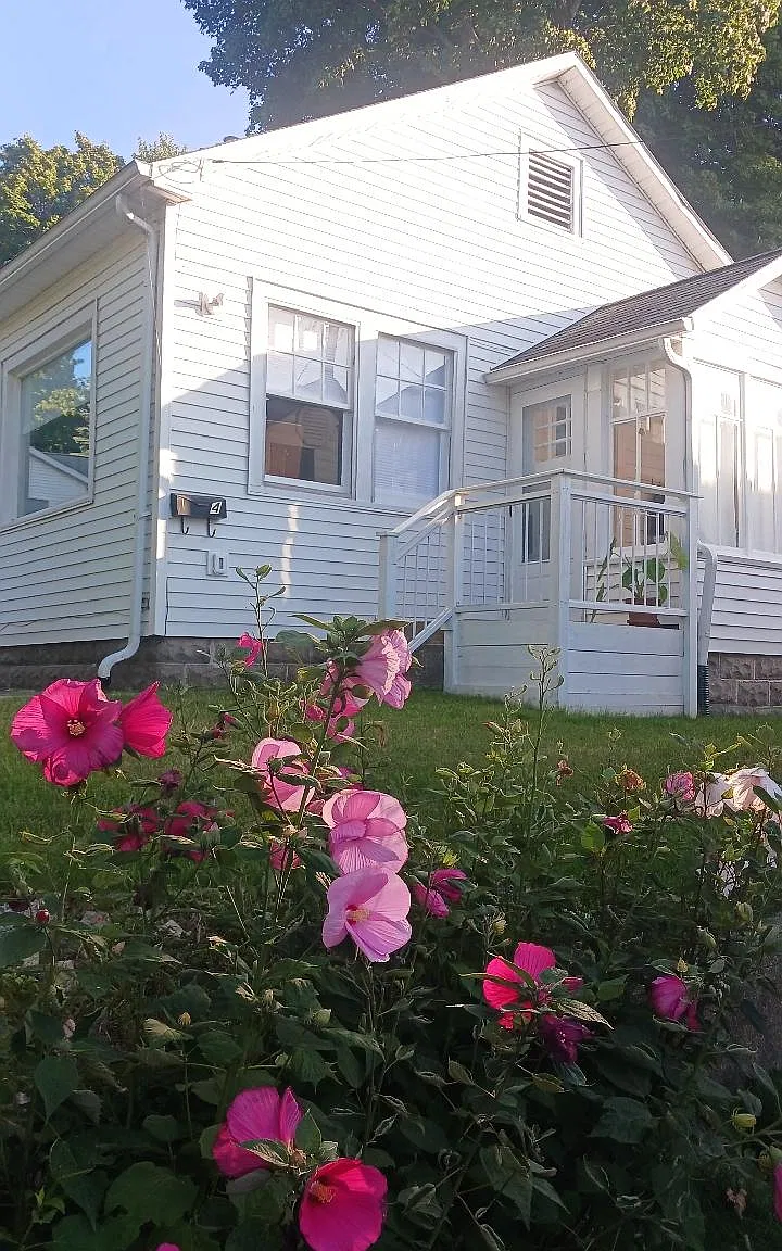 2 bed, 700 sqft, $1,400 — Photo 1
