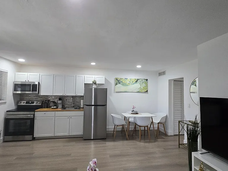 704 NE 8th St #10 — Photo 4