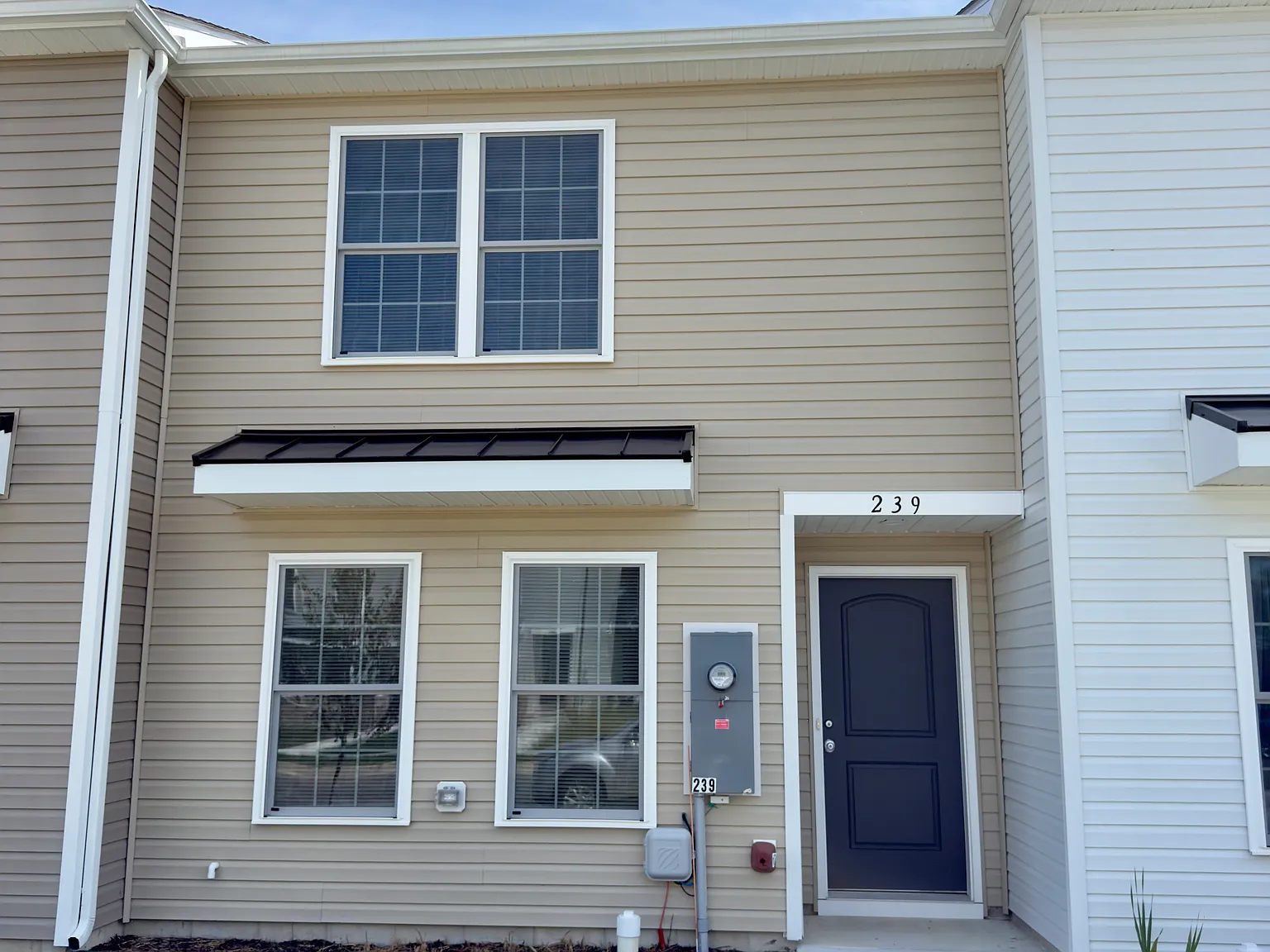3 bed, 2.5 bath, 1428 sqft, $2,300 — Photo 1