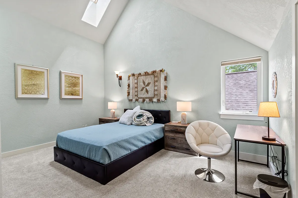 Maple Room, queen bed - 729 Walker Ave