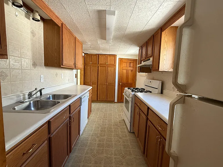 256 N Transit St — Photo 5