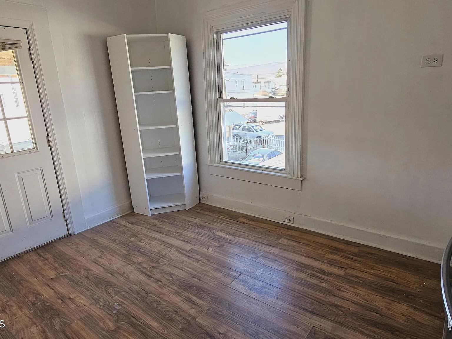3 bed, 1.0 bath, 925 sqft, $1,000 — Photo 3