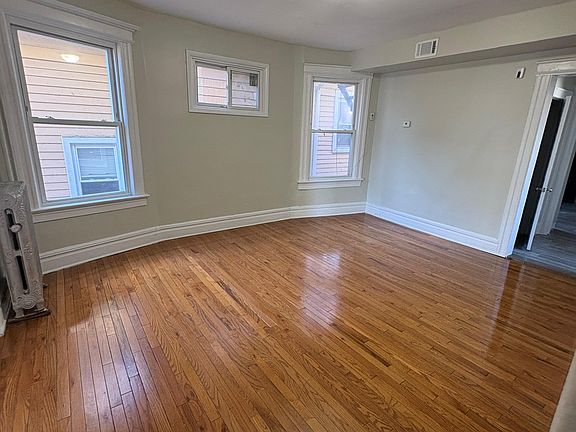 3rd image of 17 Nassau Pl #2