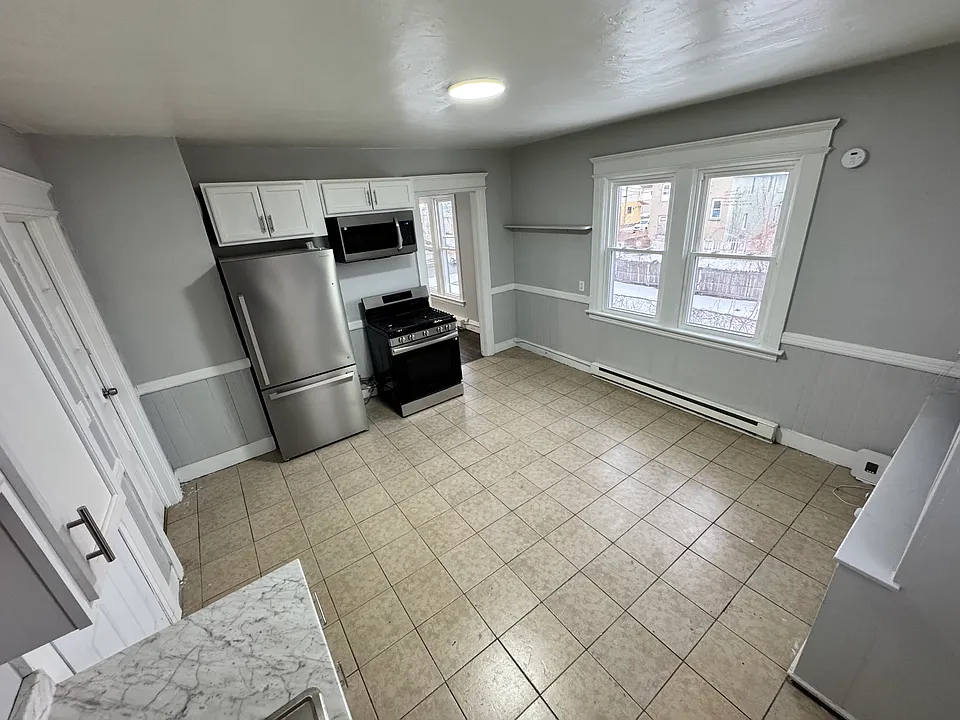 325 Richmond Ave #B1