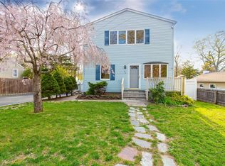 92 Walnut St, Lake Grove, NY 11755