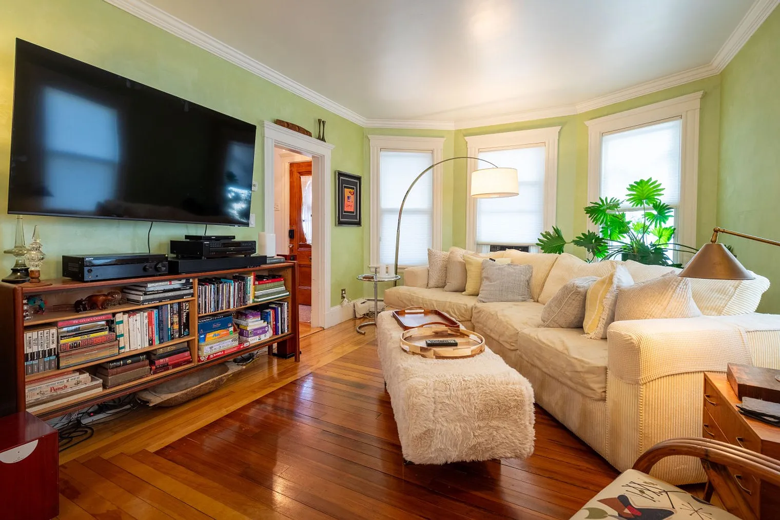 2 bed, 1.0 bath, 1291 sqft, $6,698 — Photo 2